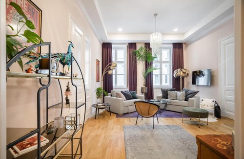 Vizivaros Apartment | BpR Adagio Design Home with A/C