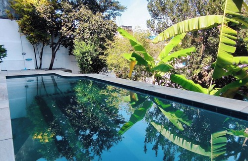 Jardim das Bandeiras Villa | Casa com Piscina e Muito Verde na Vila Madalena