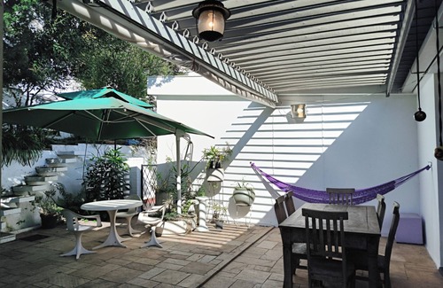 Jardim das Bandeiras Villa | Casa com Piscina e Muito Verde na Vila Madalena