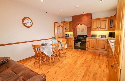 Ballymena Cottage | BRAESIDE FARM HOUSE, pet friendly, with hot tub in Cloughmills