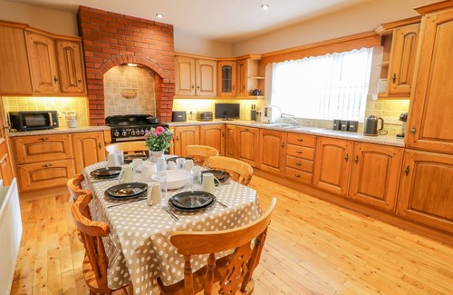 Ballymena Cottage | BRAESIDE FARM HOUSE, pet friendly, with hot tub in Cloughmills