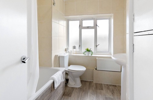 Hillingdon House | Brambles House West Drayton 3 Bedroom