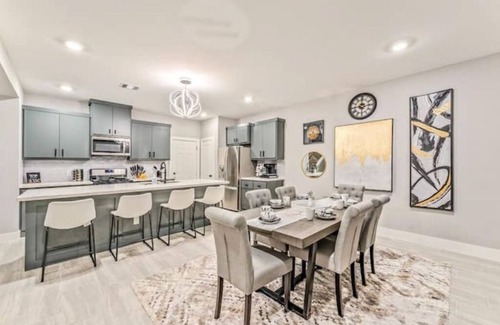 Southbelt/Ellington House | BRAND NEW 2022 🏡w/King🛌|Bond🔥|15m to✈️ & NASA🚀
