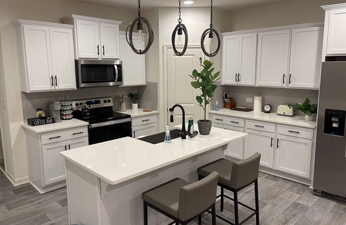 Harwood Lane House | Brand New 3 BDR w/KING Bed 8 mins to White Water