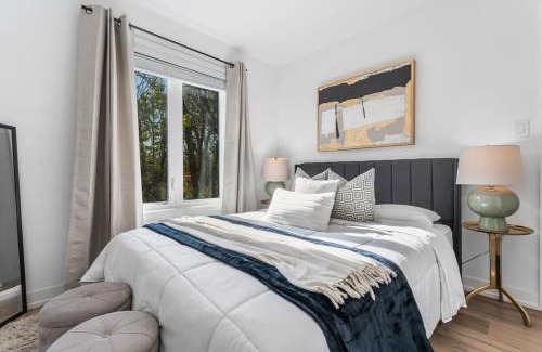 Niagara Falls Apartment | BRAND NEW and Stylish 2BR Suite With Sofa Bed, Located 7 Mins From Niagara Falls and can Sleep 6 Guests