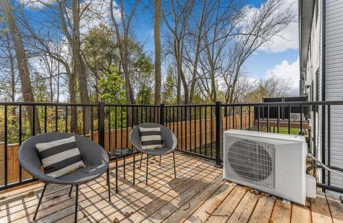 Niagara Falls Apartment | BRAND NEW and Stylish 2BR Suite With Sofa Bed, Located 7 Mins From Niagara Falls and can Sleep 6 Guests
