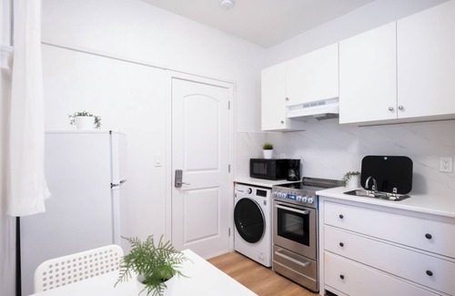 Queens Apartment | Brand New Beaut 3-4 bdrm 4 bath! Outdr Kit! Free Parking!