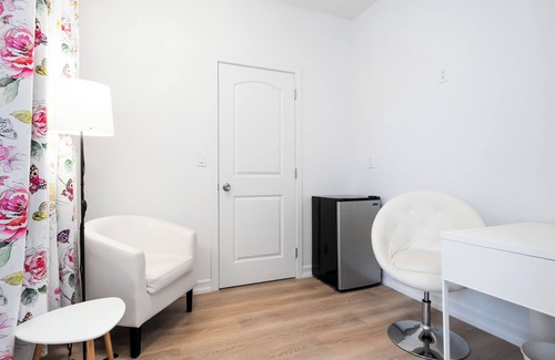 Queens Apartment | Brand New Beaut 3-4 bdrm 4 bath! Outdr Kit! Free Parking!