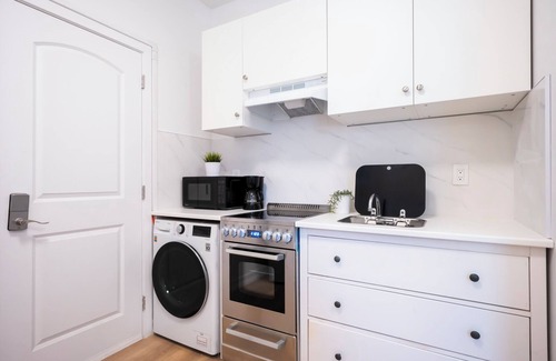 Queens Apartment | Brand New Beaut 3-4 bdrm 4 bath! Outdr Kit! Free Parking!