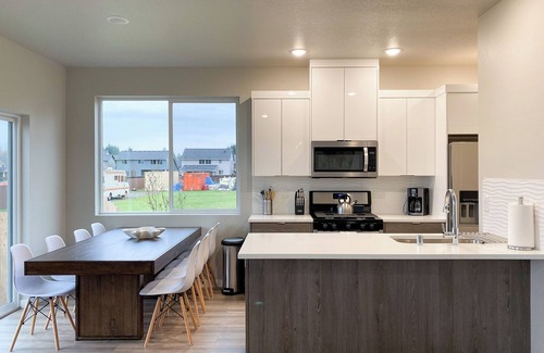 Vancouver House | Brand New Charming 3-bedroom house with AC and WiFi in welcoming Vancouver