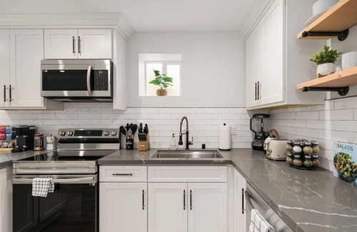 Picnic Point-North Lynnwood Apartment | Brand New Designer's Modern, 1BR Home 1min to I-5