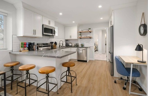 Picnic Point-North Lynnwood Apartment | Brand New Designer's Modern, 1BR Home 1min to I-5