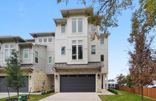 Montgomery House | Brand new, family friendly, waterfront lake house.