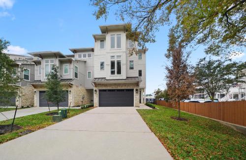 Montgomery House | Brand new, family friendly, waterfront lake house.