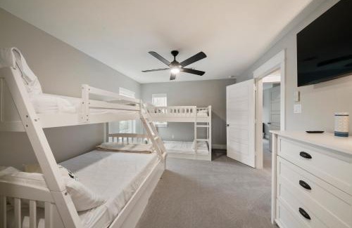 Montgomery House | Brand new, family friendly, waterfront lake house.