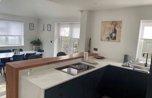 Syon House | Brand New Family House with free parking