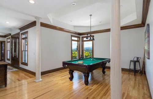 Marshall House | BRAND NEW furniture Breathtaking VIEWS Hot Tub Pool 20 min to Asheville