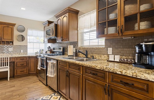 Encanto House | BRAND NEW ✴ HEATED POOL ✴ HOT TUB ✴ OUTDOOR GAMES ✴ CLOSE TO DINING & AIRPORT