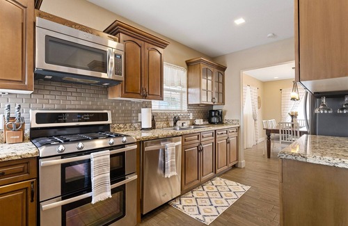 Encanto House | BRAND NEW ✴ HEATED POOL ✴ HOT TUB ✴ OUTDOOR GAMES ✴ CLOSE TO DINING & AIRPORT