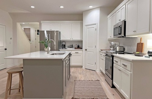 Oxford House | Brand New Luxury Townhome 2 Miles from The Square!