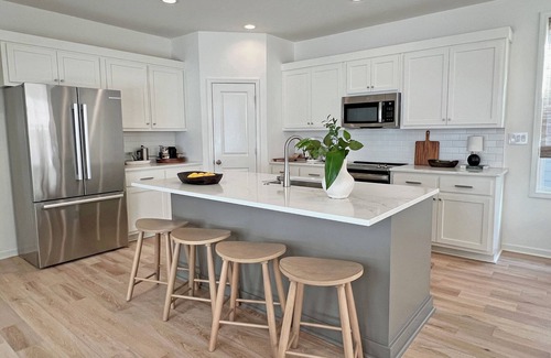Oxford House | Brand New Luxury Townhome 2 Miles from The Square!