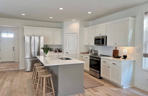 Oxford House | Brand New Luxury Townhome 2 Miles from The Square!