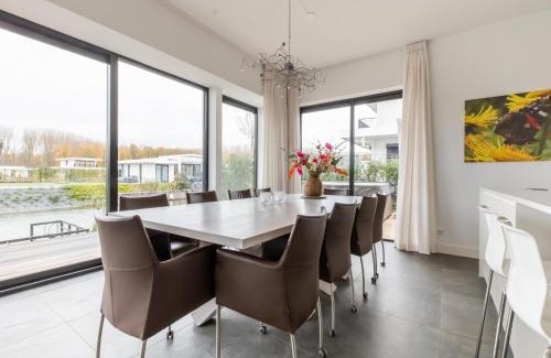 Zeewolde Villa | Brand new luxury villa on a small-scale park with its own jetty