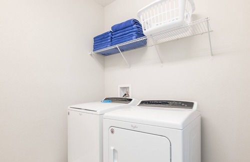 Bay Lake Villa | BRAND NEW MAY 2022/Foosball/Pool/Free shuttle Disney/Pool&Spa/Home Theatre/Games