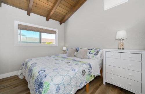 Balboa Peninsula House | Brand New Modern Home by the Beach with Patio & BBQ