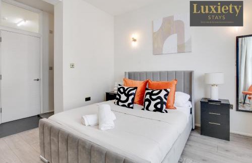 Southend-on-Sea Apartment | Brand New Stylish & Chic Studio City Centre Nr High St by Luxiety Stays