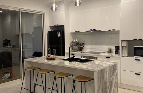 Ventnor House | Brand new upside down townhouse with ocean views