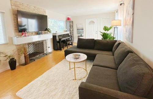 Fullerton Villa | Brea Mall romantic two-bedroom house