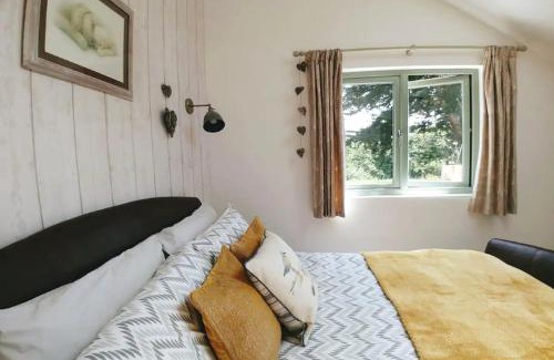 Mawnan Smith House | Bream Barn - sea view, woodburner, easy walk to the beach, parking, full kitchen