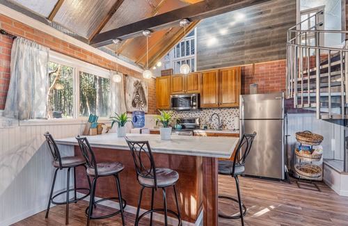 Jacksonville House | Breathtaking Applegate River Home Retreat ~ Newly Remodeled Home