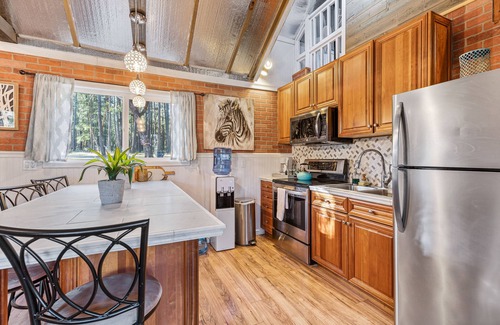 Jacksonville House | Breathtaking Applegate River Home Retreat ~ Newly Remodeled Home