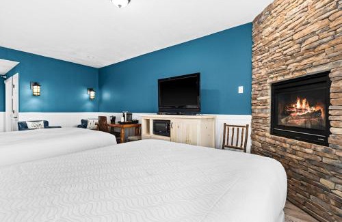 Two Harbors Apartment | Breathtaking Lake Views Studio, 2 Queen Beds, Fireplace and Heated Indoor and Outdoor Pools