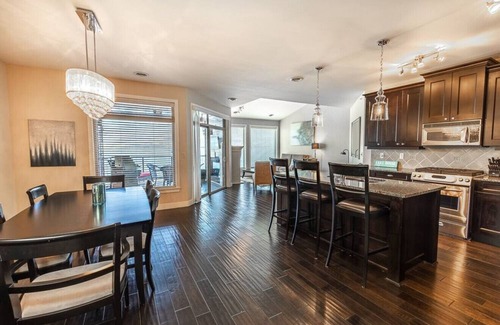 Westbank Condo | Breathtaking Lakefront Condo with Boat Slip