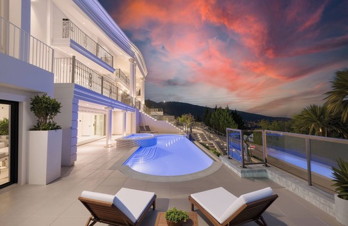 West Vancouver House | Breathtaking Ocean Views Palace with Hot Tub & Pool