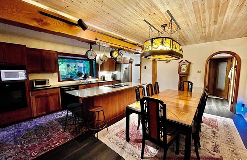 Montague House | Breathtaking Sunsets,Private Beach Access, Game Room, Fire Pit and More!