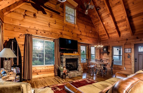Boomer Cabin | Breathtaking views from Majestic Mountains "All Honey Ridge"