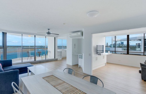 Labrador Apartment | Breathtaking Waterviews Deluxe 2 Bedroom Apartment