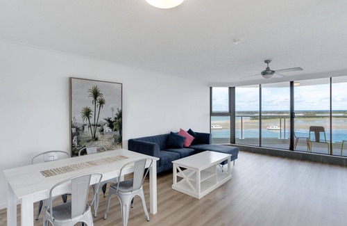 Labrador Apartment | Breathtaking Waterviews Deluxe 2 Bedroom Apartment