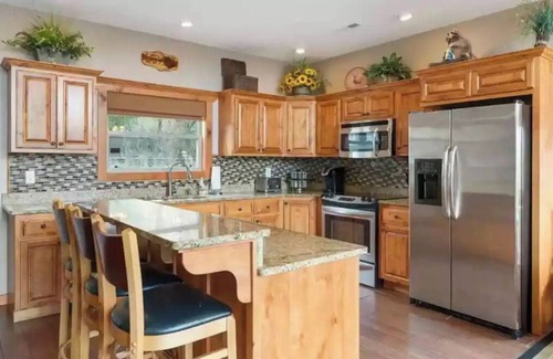 Lampe Cabin | BREATHTAKINGLY BEAUTIFUL- 6BR/6BA Lakefront Cabin Sleeps 16