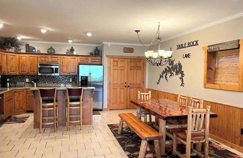 Lampe Cabin | BREATHTAKINGLY BEAUTIFUL- 6BR/6BA Lakefront Cabin Sleeps 16
