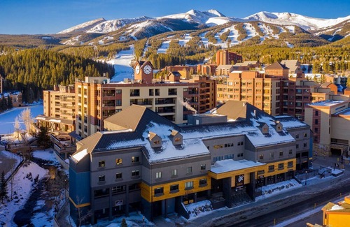 Peak 9 Apartment | Breck Hotel Room | King Bed & Relaxing Lounge