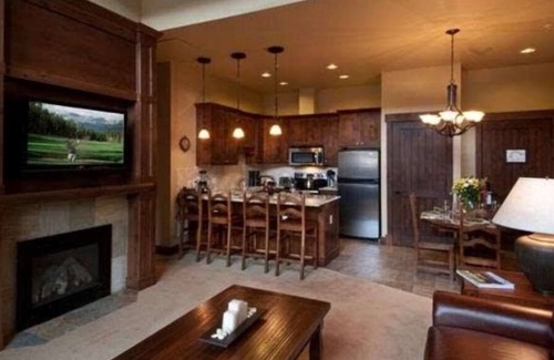 Breckenridge Resort | Breckenridge Grand Lodge Resort on Peak 7 - Spring Skiing/Snowboarding Vacay