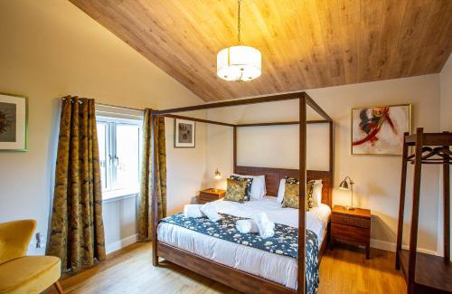 East Lewiston Ski Chalet | Breckland Lodge 4 with Hot Tub