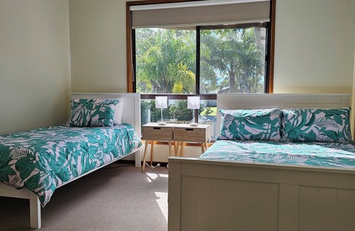 Point Vernon House | Breezy Banksia - Home away from Home - 300m to Esplanade + pet friendly