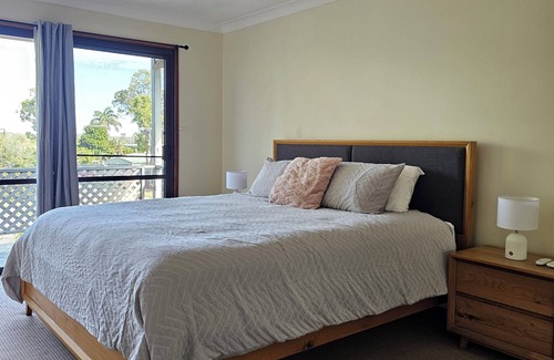 Point Vernon House | Breezy Banksia - Home away from Home - 300m to Esplanade + pet friendly