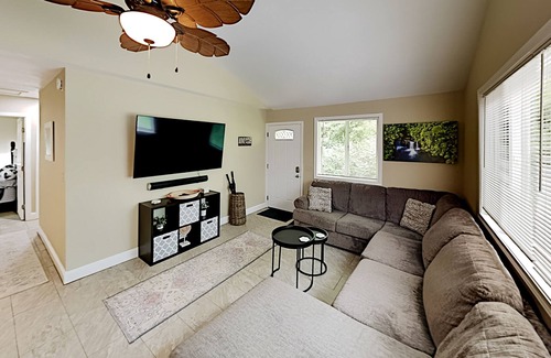 Kapoho House | Breezy bungalow with WiFi, private washer/dryer, grill, & deck